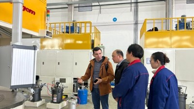 俄羅斯(sī)客戶來啦!探秘榴莲网站智能自動化噴膠機 俄羅斯客戶來啦!探秘榴莲网站智能自動化噴膠機(jī)